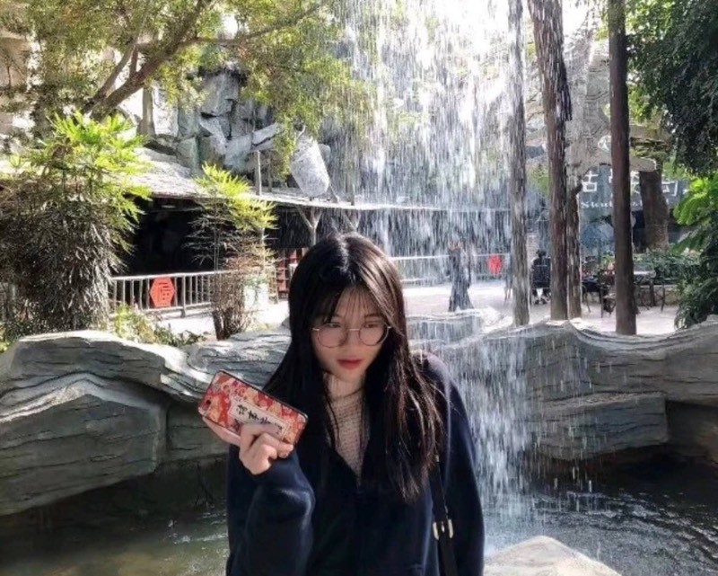 山东济南小学老师 张美玲 跟炮友不雅性爱视频流出 清纯教师用雪白玉手快速套弄粗壮肉棒 口交时眼神迷离诱人 无套后入抽插狠狠撞击 - 18J.TV