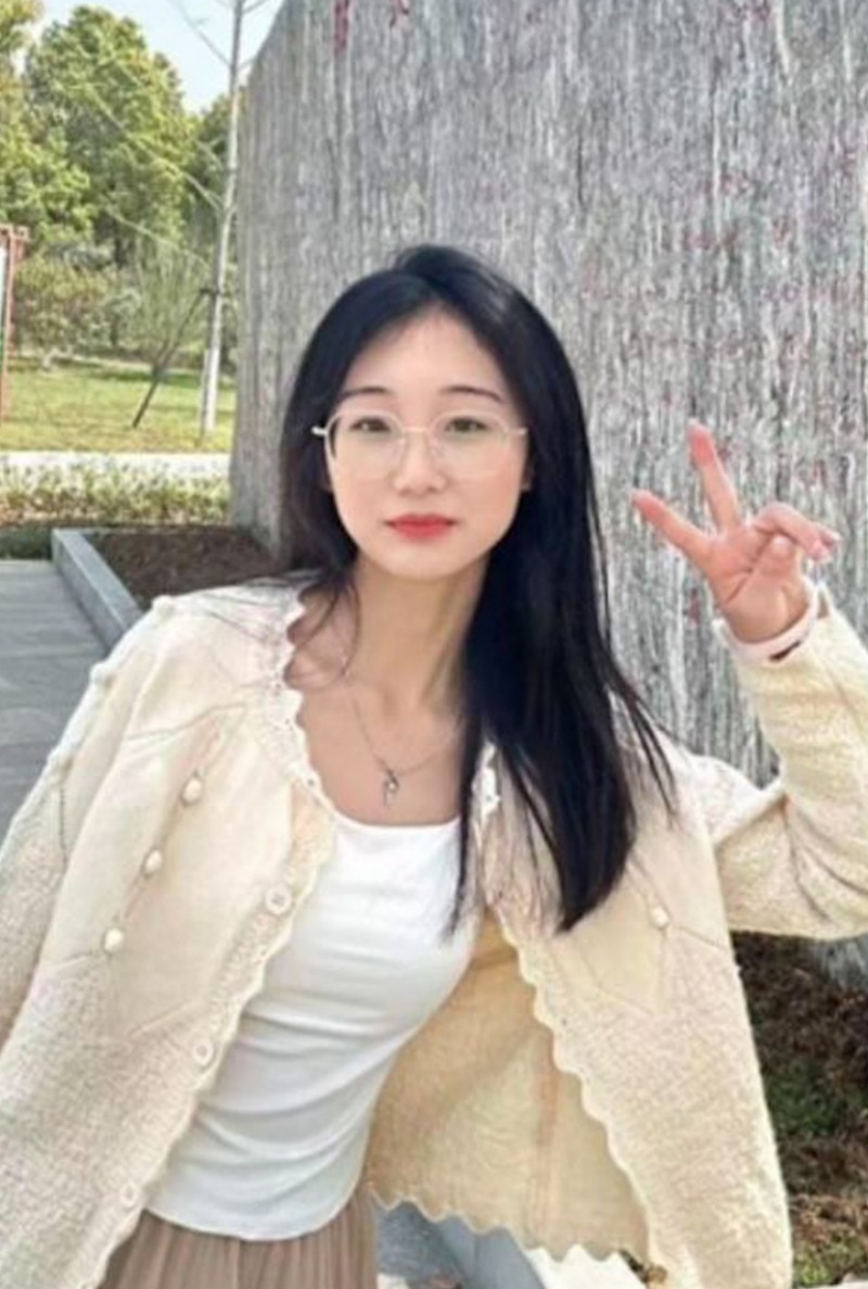 湖北科技学院女神 霍西梅 兼职做外围视频曝光 眼镜妹沙发上位骑乘式插入鸡巴扭动美臀 被抽插到呻吟娇喘 因活太好全网疯传 - 18J.TV